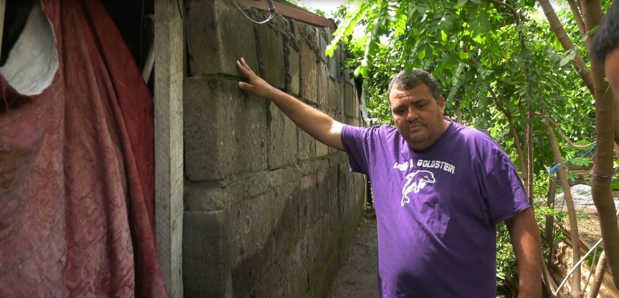 Luis Manuel Torres muestra las afectaciones de su vivienda por las lluvias. 