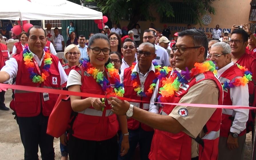 Miembros de CRN procedieron a cortar la cinta con la que dieron por inaugurado el Club de Escuela de Natación