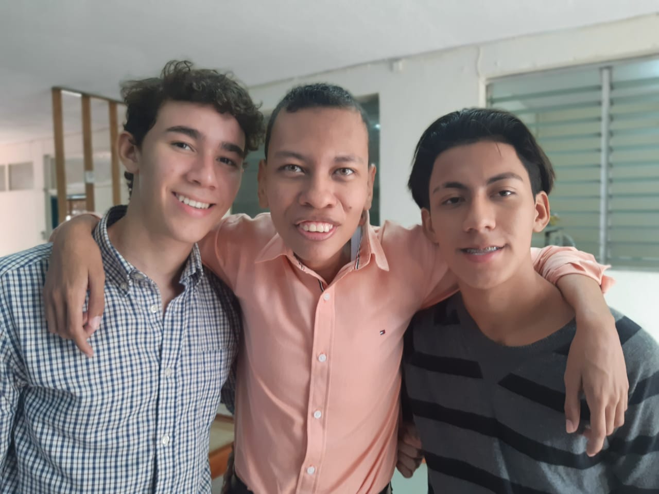 En la foto, Jason Sándigo en el centro junto a sus amigos y compañeros de clases Marcos Espinoza y  Oliver Hernández.