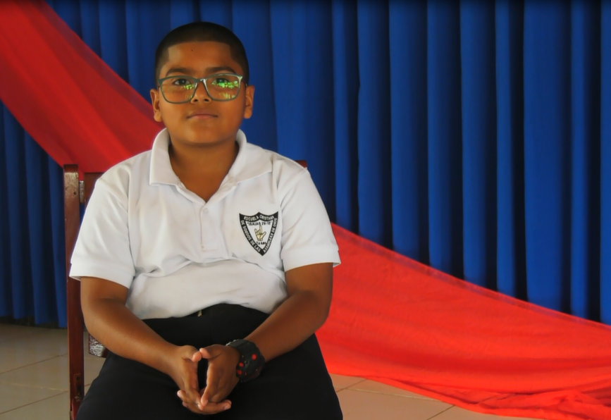 Joel Silva Calero, niño con discapacidad auditiva 