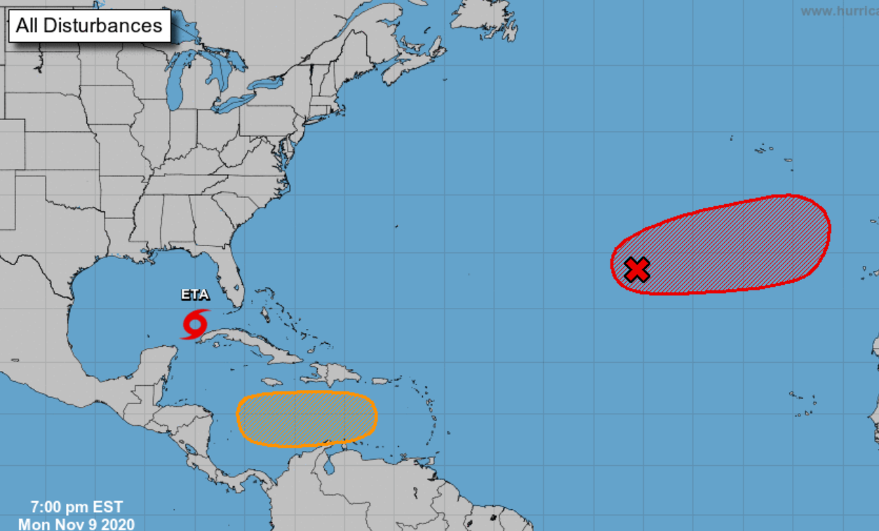 En Amarillo, el fenómeno que se desplaza por las Antillas Menores. En Rojo, el segundo fenómeno que se desplaza en el Mar Caribe Central. 