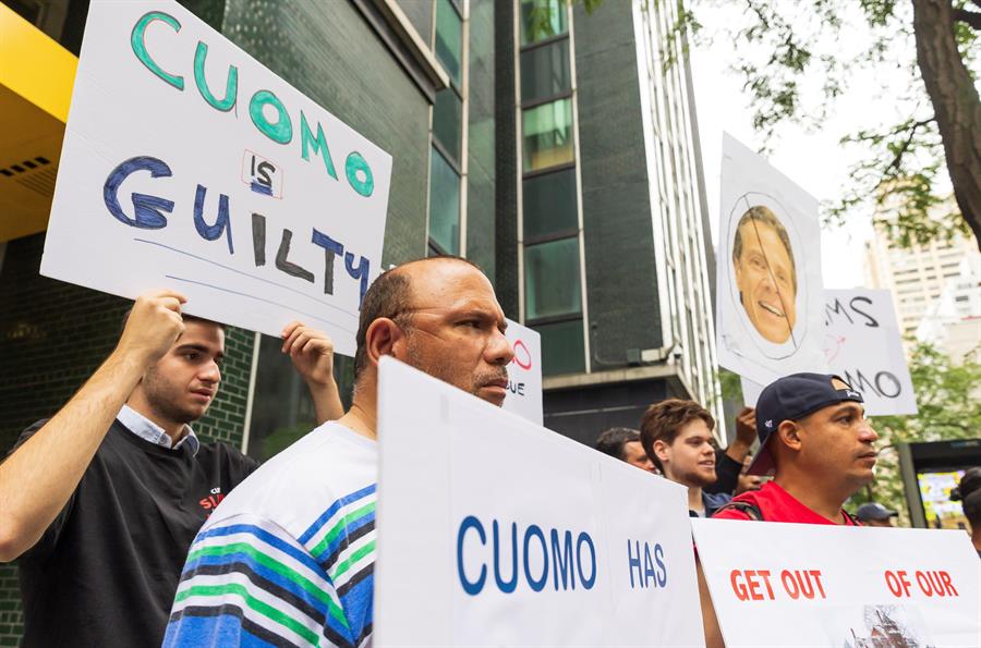 Manifestantes piden la renuncia del gobernador de Nueva York, Andrew Cuomo. 