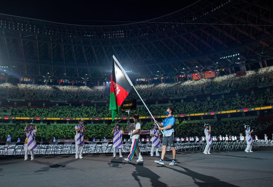 Un voluntario carga la bandera de Afganistán 