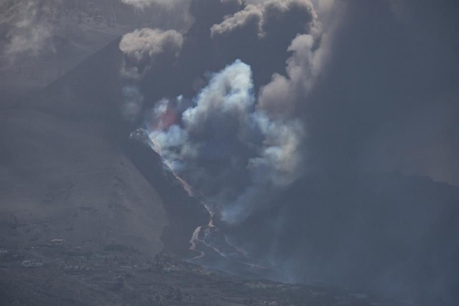 La colada del volcán de La Palma, que llegó al mar la pasada noche, ha formado un pequeño delta de lava