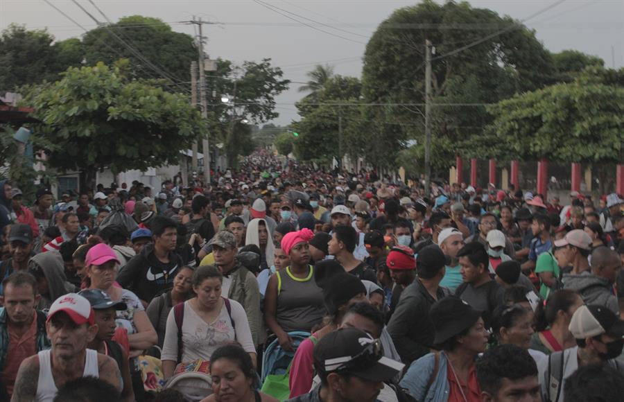 Cientos de migrantes centroamericanos y haitianos caminan en caravana hoy en el municipio de Nuevo Milenio Valdivia