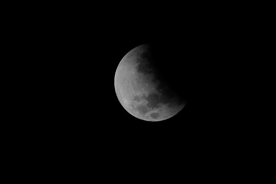 Eclipse parcial de luna visto este viernes desde El Salvador / EFE