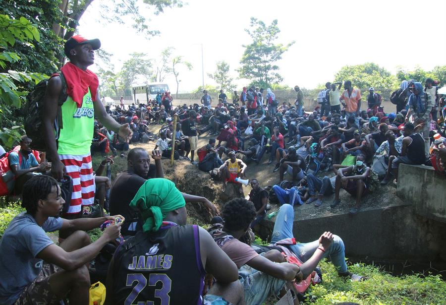 Cientos de migrantes centroamericanos descansan hoy, en el municipio de Tapachula / EFE