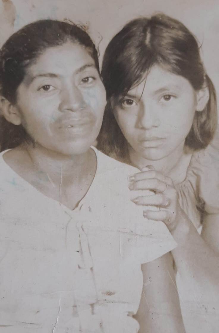 La madre de Patricia Salazar con una de sus hermanas antes del tsunami 
