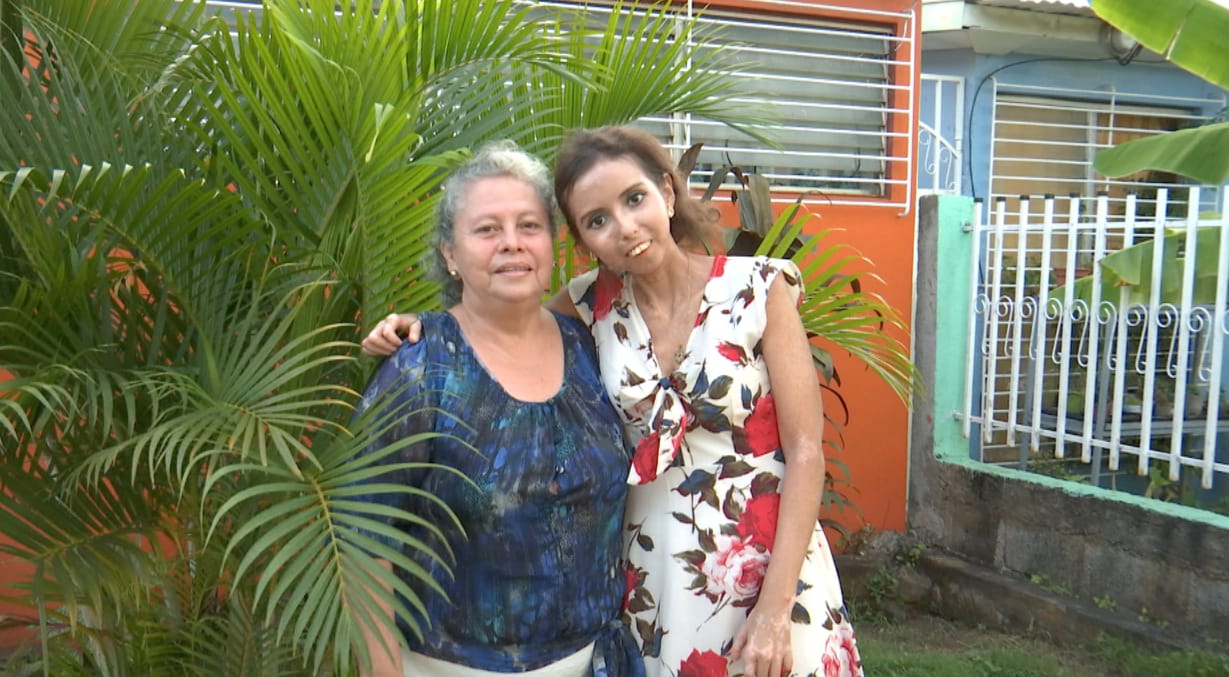 Nathaly y doña Blanca Rosa (su mamá) en la casa ubicada en Managua 