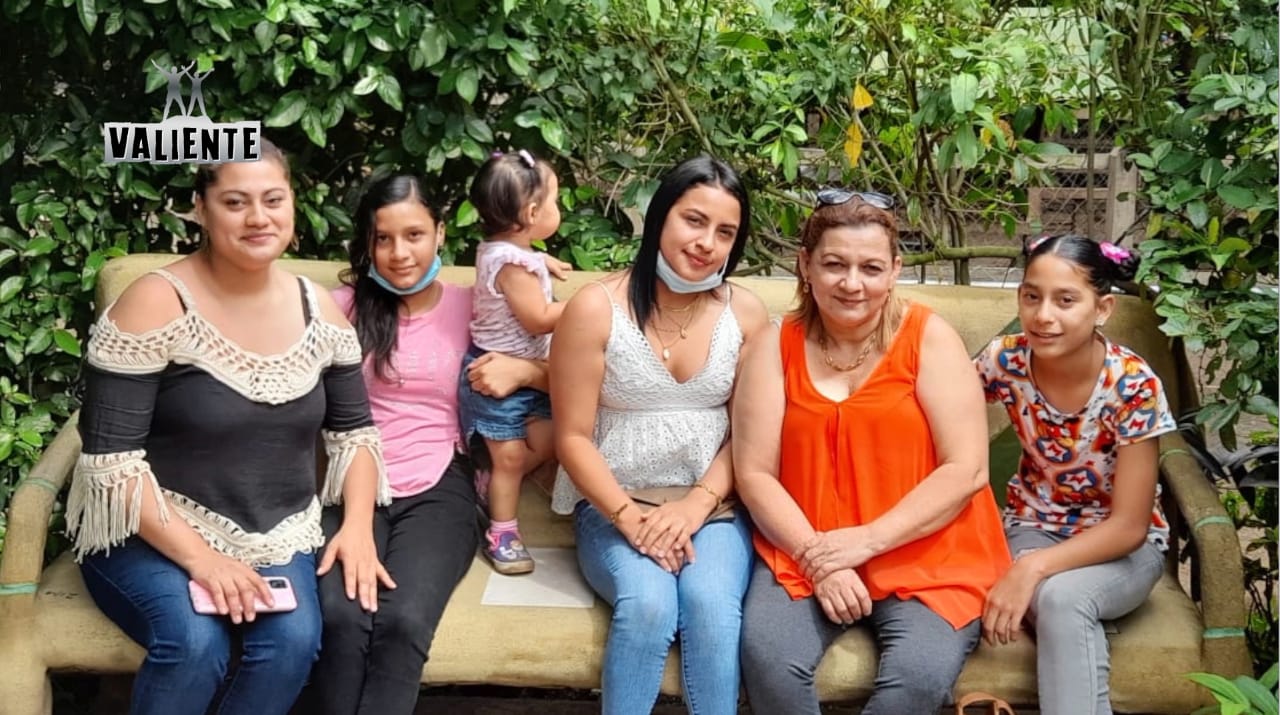 Luz Marina con sus hijas y su nieta 