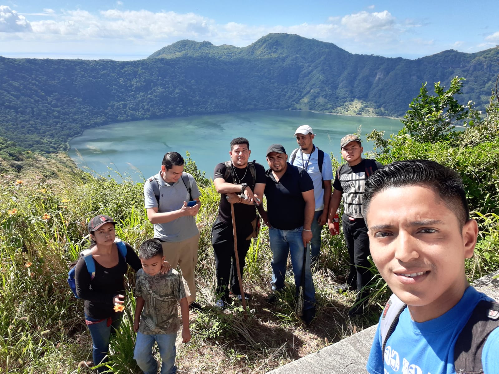 Lizmar Ruiz, con un grupo de turistas en Apoyeque.