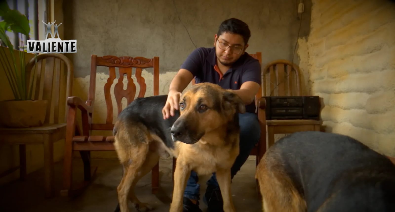 Una de las cosas que ama este joven es pasar tiempo con sus mascotas 