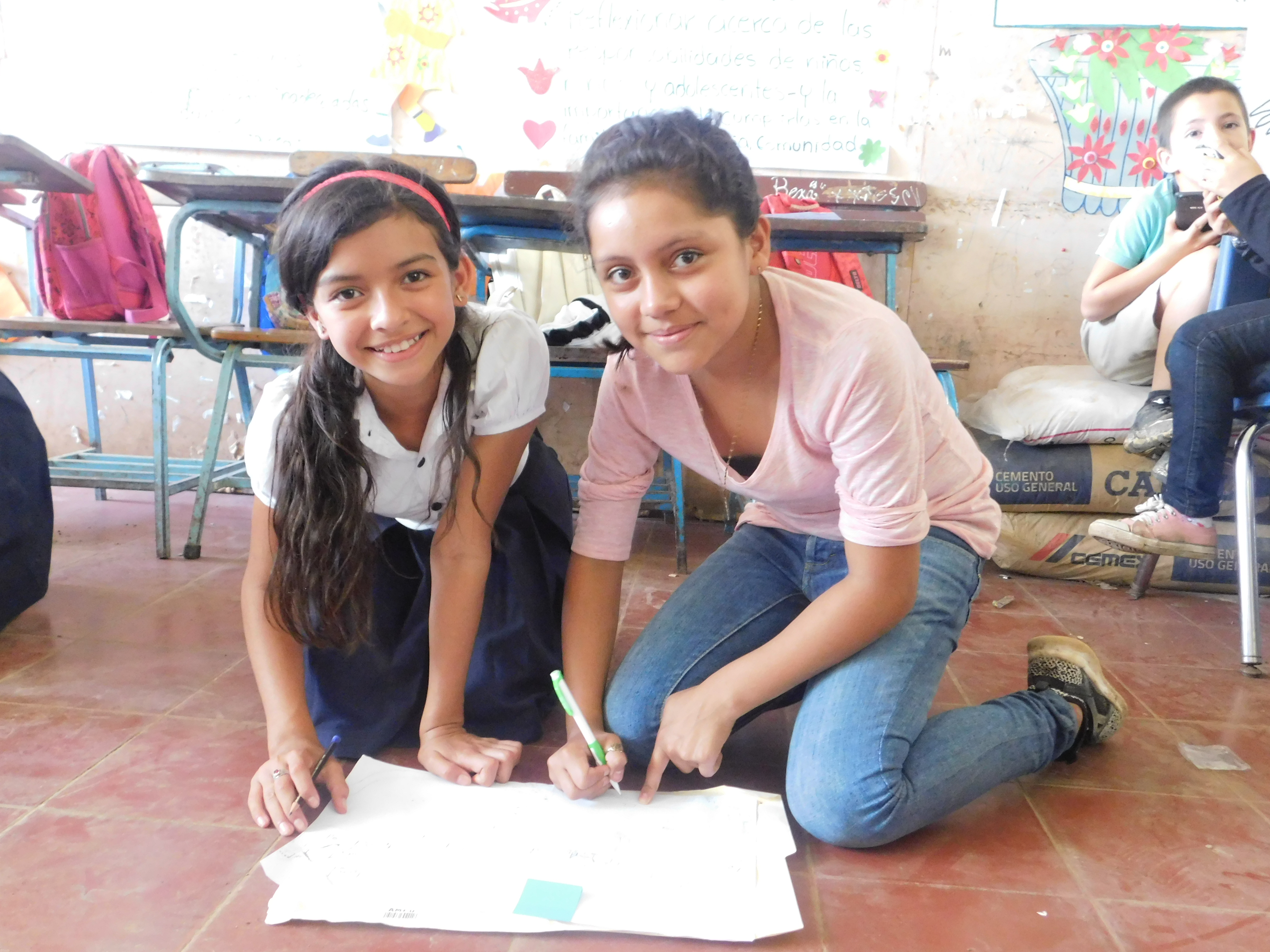 Imagen cortesía de World Vision Nicaragua. Niñas miembros del proyecto de puentes educativos