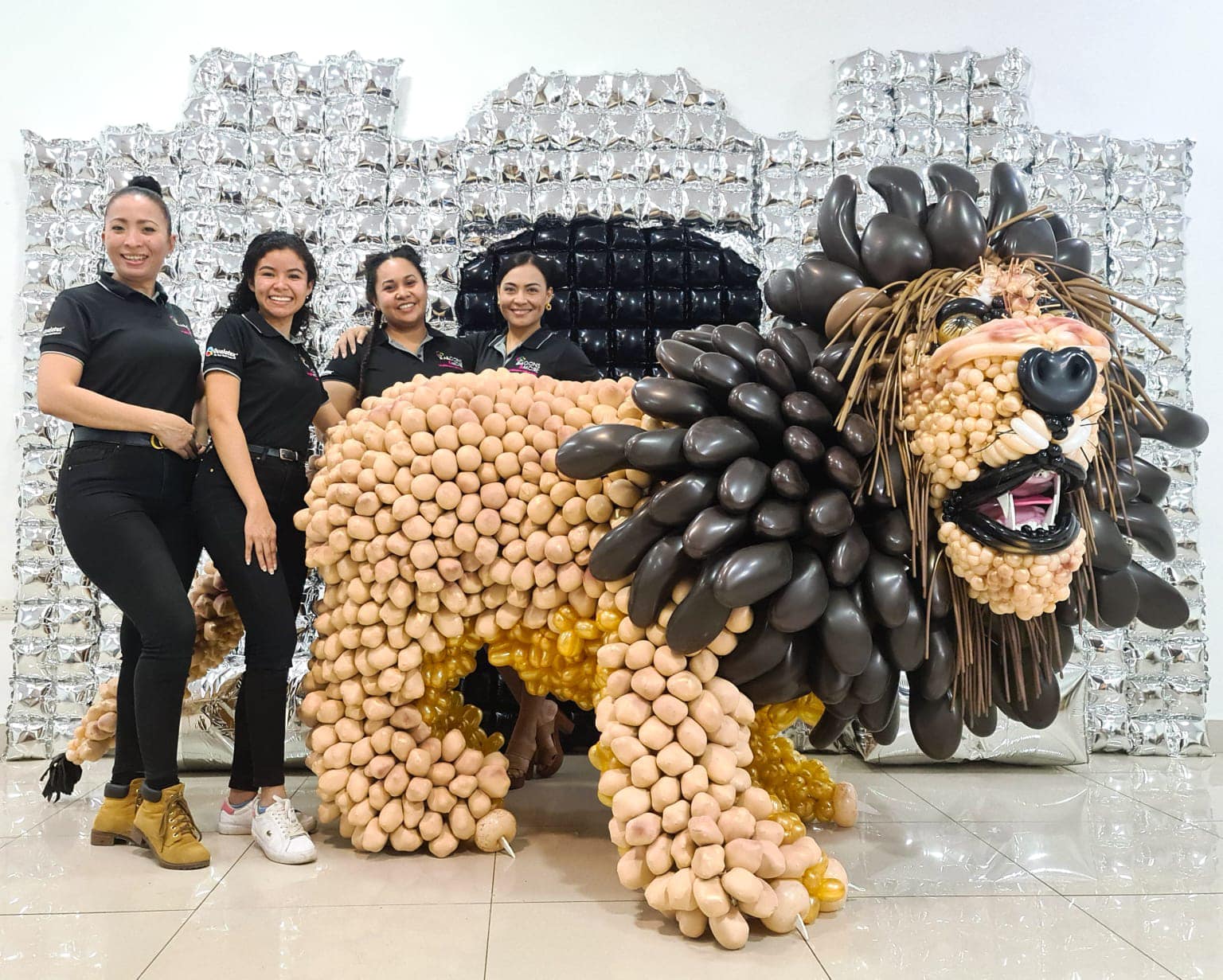 Parte del equipo que realizó esta escultura. 