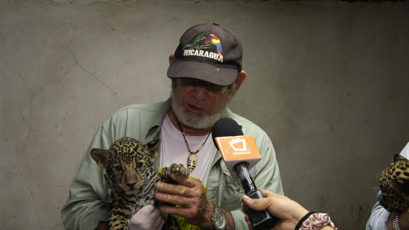 Eduardo Sacasa, con uno de los cachorros. 