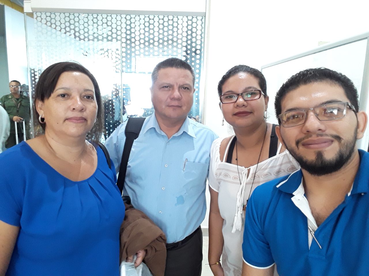 Cynthia junto a su madre, padre y su hermano mayor