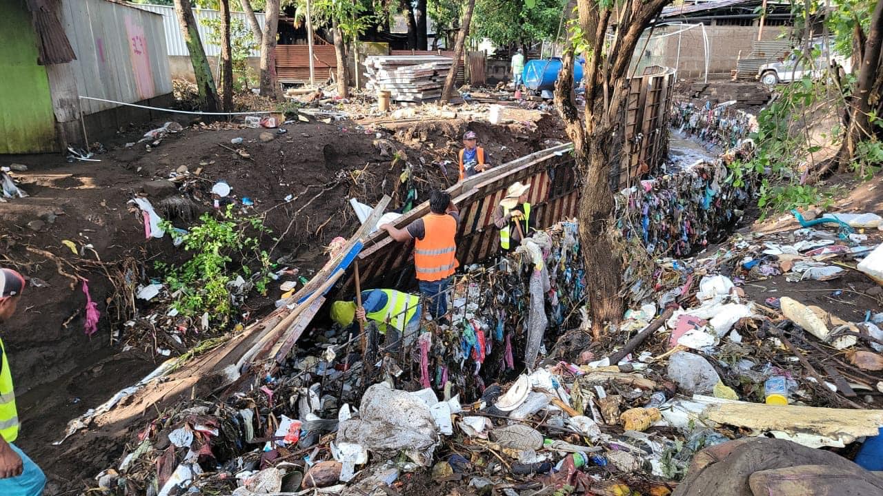 Alcaldía de Managua realiza labores de limpieza, tras fuertes lluvias en la capital.