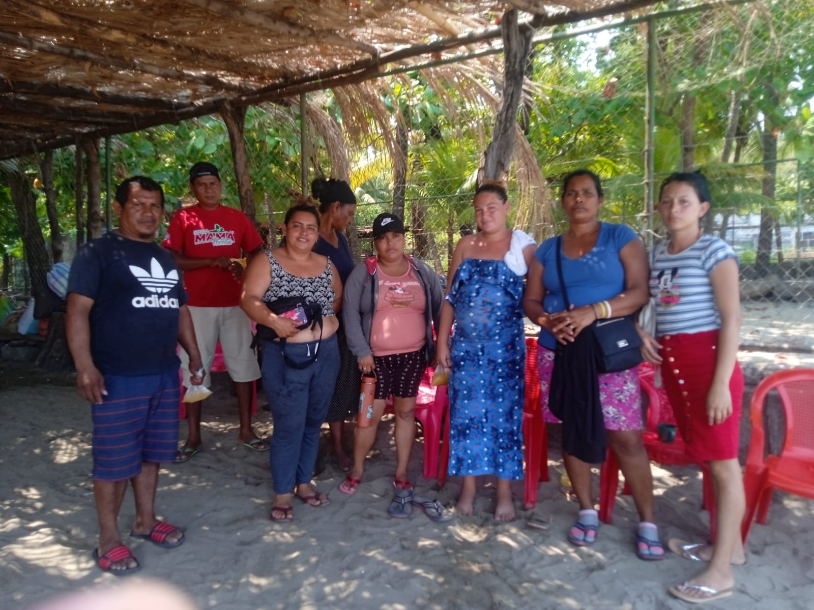 Familiares en las costas de Masachapa. 