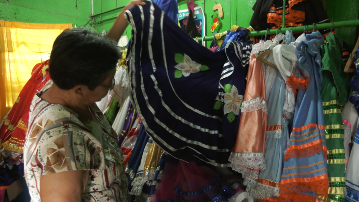 Marina con su colección de trajes de danza folclórica 
