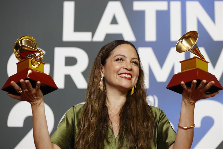 La cantante mexicana Natalia Lafourcade posa con los Grammy Latinos al ‘Mejor Álbum Cantautor’ y ‘Mejor Canción Cantautor’, ambos por su producción 'De todas las flores', en la alfombra roja de la gala anual de los Latin Grammy, este jueves en Sevilla./ EFE