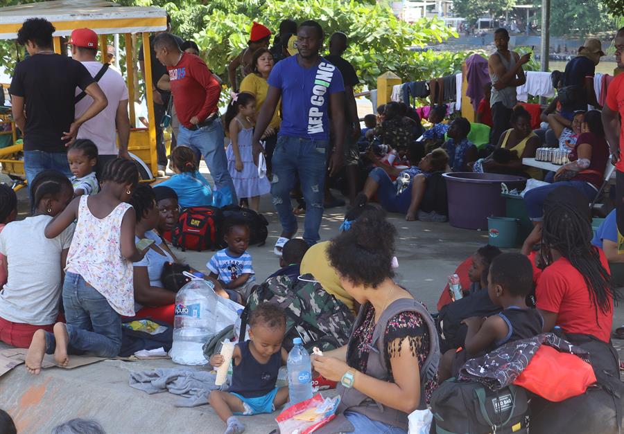 Migrantes descansan en una orilla del Río Suchiate hoy, en Ciudad Hidalgo, en Chiapas (México). EFE