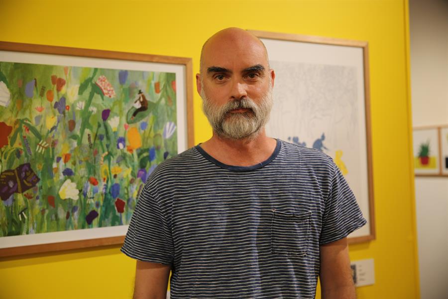 El ilustrador portugués André Letria posa durante una entrevista con EFE en el Museo Nacional de Artes Visuales