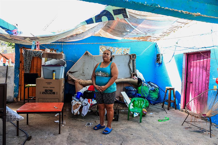 Teresa Meza Flores, habitante de la colonia Cumbres de Figueroa, una de las zonas afectadas por el 'huracán Otis'./EFE