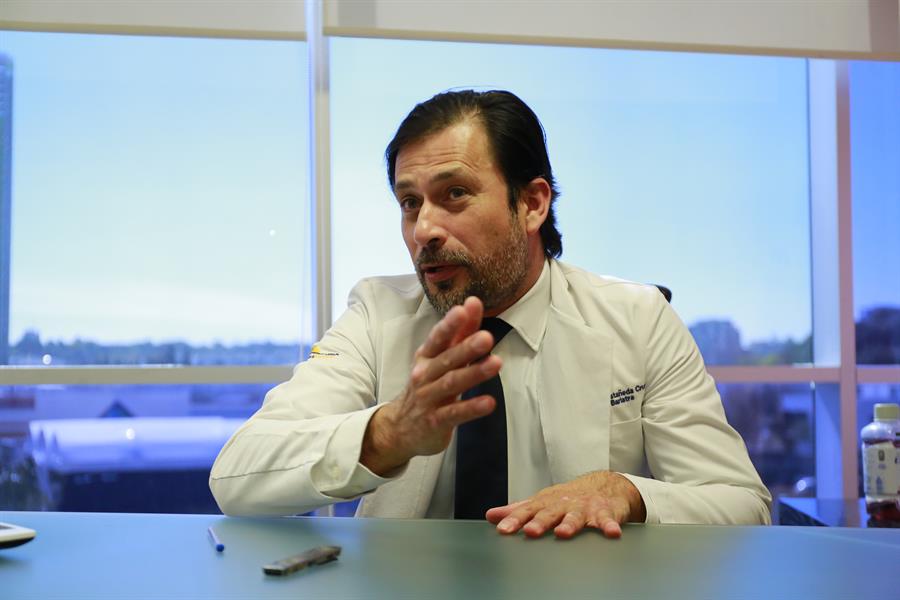 El doctor José Antonio Castañeda, habla durante una entrevista con EFE, el 26 de diciembre de 2023, en la ciudad de Guadalajara, Jalisco (México). /EFE