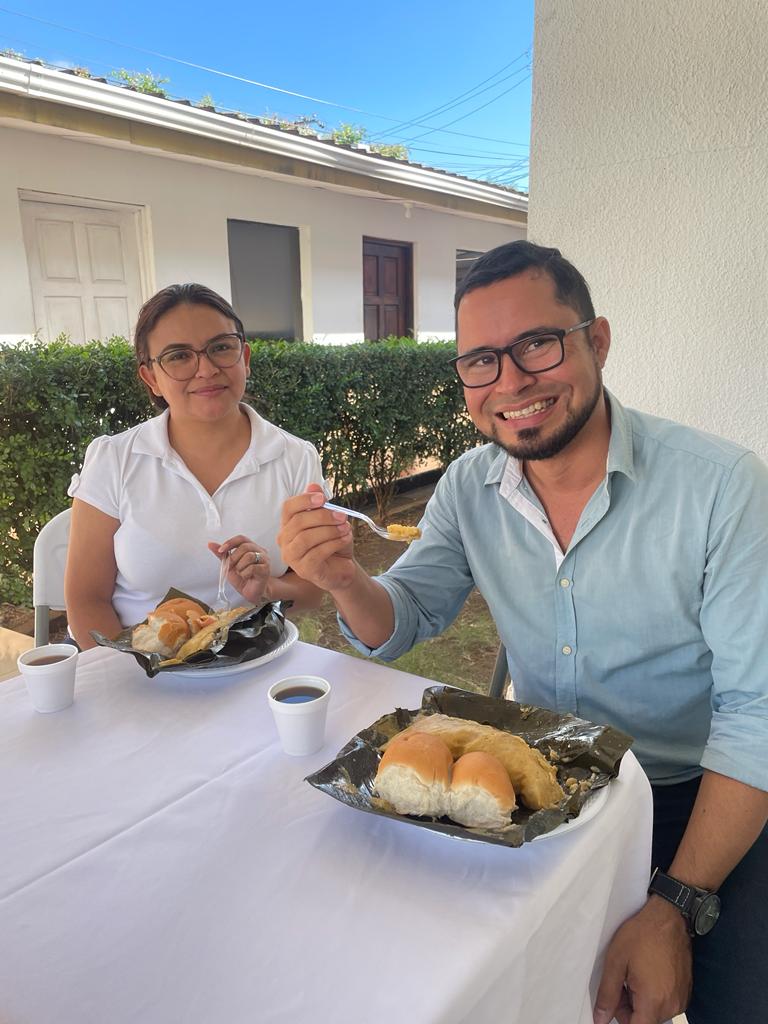 Walkiria Chavarría y Guillermo Rodríguez, del área de prensa de Vos TV.