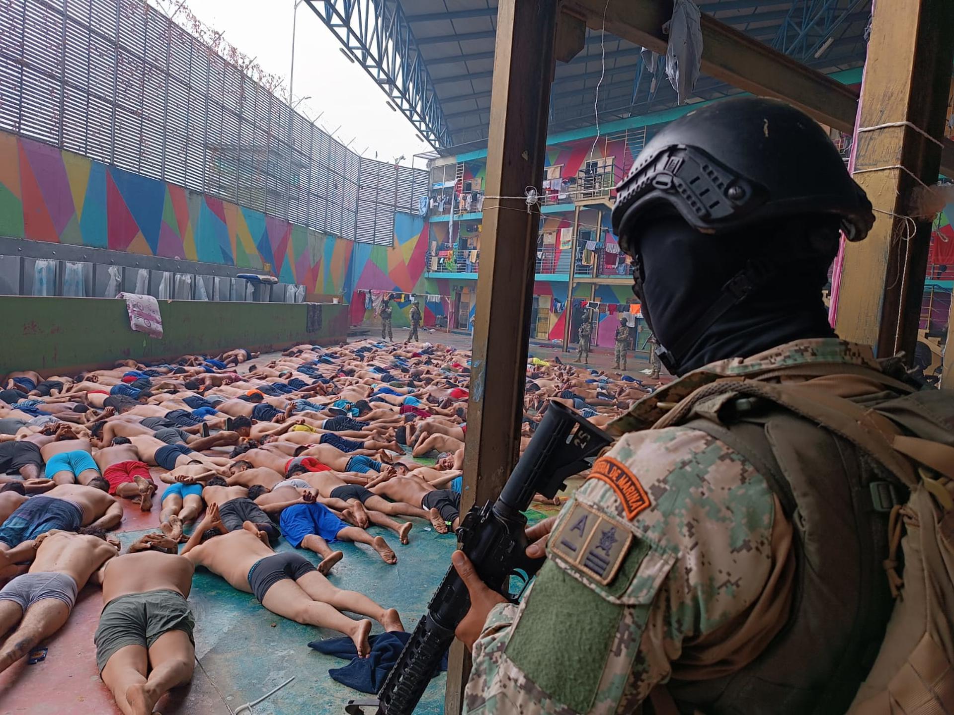 Fotografía cedida hoy por las Fuerzas Armadas de Ecuador que muestra a soldados de Infantería de Marina mientras realizan un operativo tras un motín en la Cárcel Regional del Litoral, en Guayaquil 
