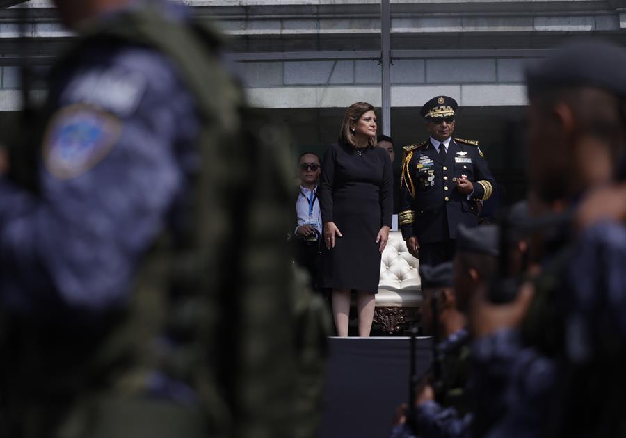 La vicepresidenta guatemalteca, Karin Herrera (c), participa en la presentación del presidente de Guatemala, Bernardo Arévalo de León. /EFE 