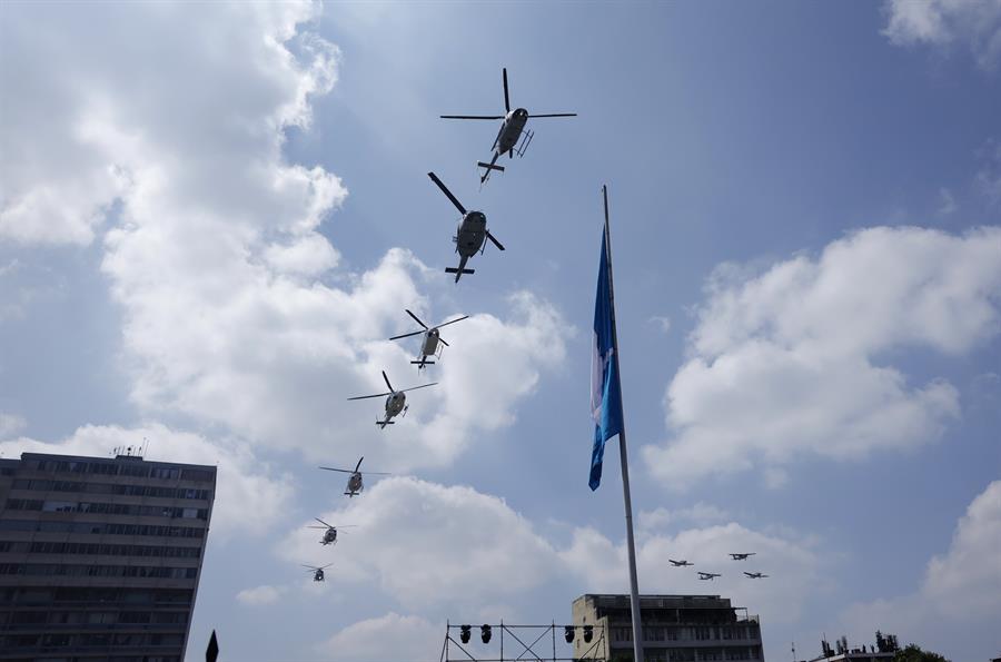 Helicópteros de las Fuerzas Armadas realizan una demostración durante el acto de presentación del presidente de Guatemala, Bernardo Arévalo de León (fuera de cuadro), este 15 de enero de 2023. /EFE