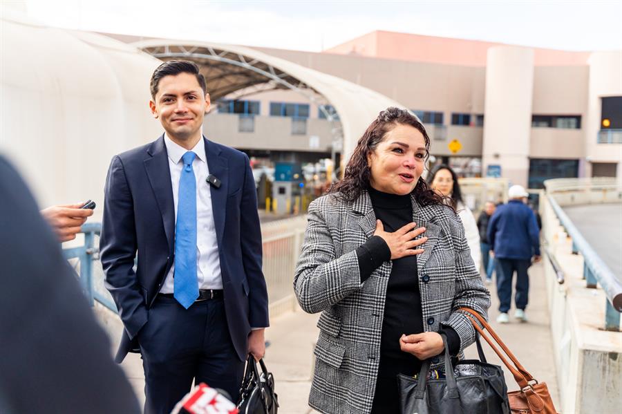 Gloria Montoya (d) emocionada tras ser recibida por su hijo Bill de la Rosa (i), un estudiante de leyes en la Universidad de Yale, a su llegada el 20 de enero de 2024 a la frontera de Nogales en Arizona (EE.UU). /EFE