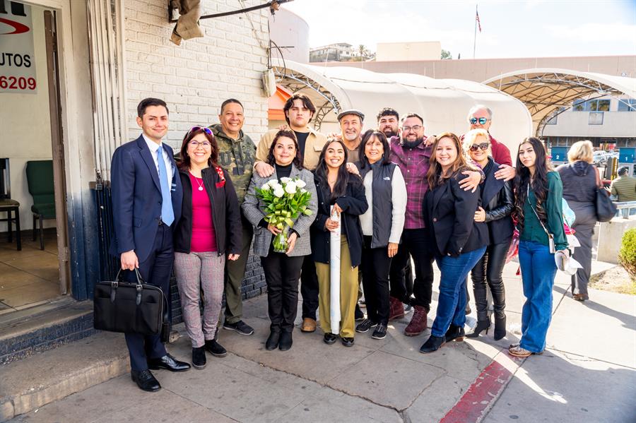 Gloria Montoya (con ramo de flores), mientras posa con sus familiares y amigos, a su llegada el 20 de enero de 2024 a la frontera de Nogales en Arizona (EE.UU). /EFE