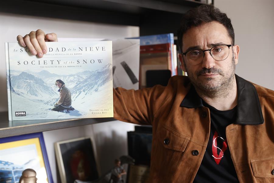 El cineasta español Juan Antonio Bayona posa en su despacho de Barcelona tras conocer que su película logró este martes dos nominaciones a los premios Óscar de la Academia de Hollywood./ EFE