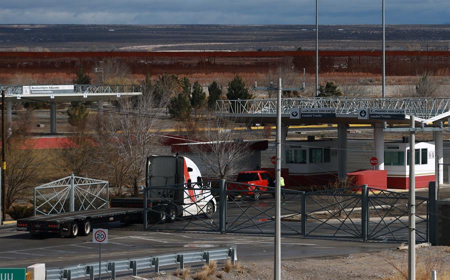 Un vehículo transita por el área de carga de Puente de Tornillo, el 8 de febrero de 2024, en Ciudad Juárez (México). /EFE