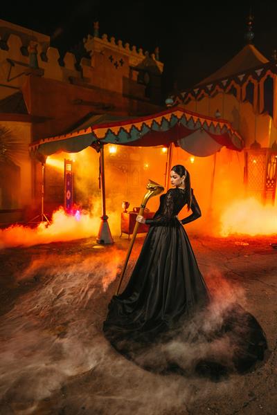 Foto cedida por Disney donde aparece una modelo luciendo el nuevo vestido de novia de la princesa, inspirado en la villana de 'Aladdin'./EFE