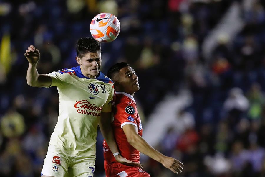 Israel Reyes (i) de América disputa un balón con Josue Quijano de Real Esteli de Nicaragua este miercoles./EFE