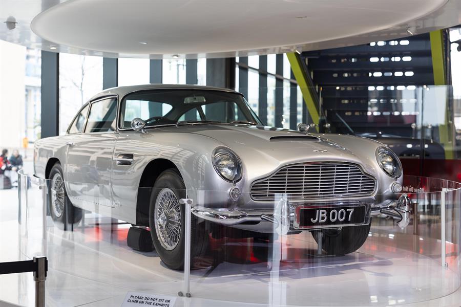 El Aston Martin DB5 utilizado en la película 007 'Goldfinger', durante la exhibición 'Bond in Motion'./ EFE