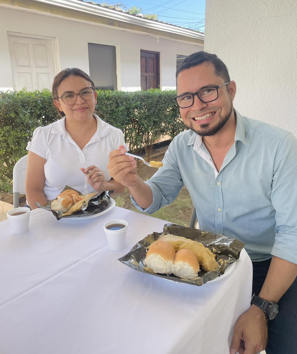 Guillermo Rodríguez junto a la jefa de prensa, Walkiria Chavarría, durante la nacatamalada de inicio de año.