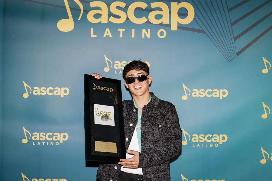  El compositor y rapero mexicano, Yng Lvcas, posa con el premio a la canción latina del año./ EFE