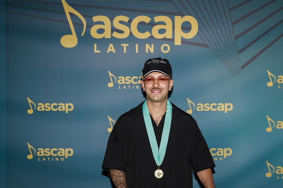 El cantante colombiano Feid posa con su premio a Compositor/Artista del Año./ EFE