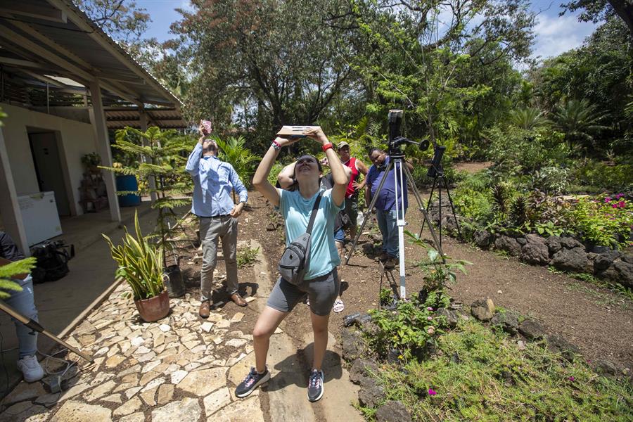 Uno de los puntos de observación fue en un vivero, ubicado en la salida sur de Managua, donde el organizador, la red de Alerta Sísmica Nicaragua (ASN), puso a disposición del público telescopios especiales y de alta potencia/EFE