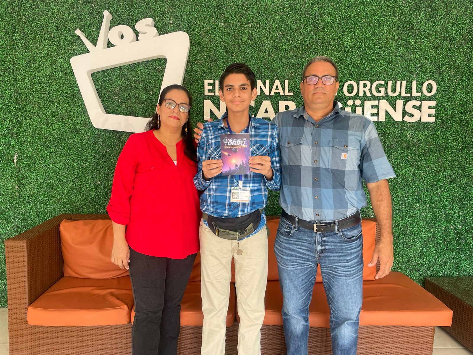 Tobías junto a sus padres, Blanca Nubia Matamoros y José Javier Martínez./ Gloria Acosta