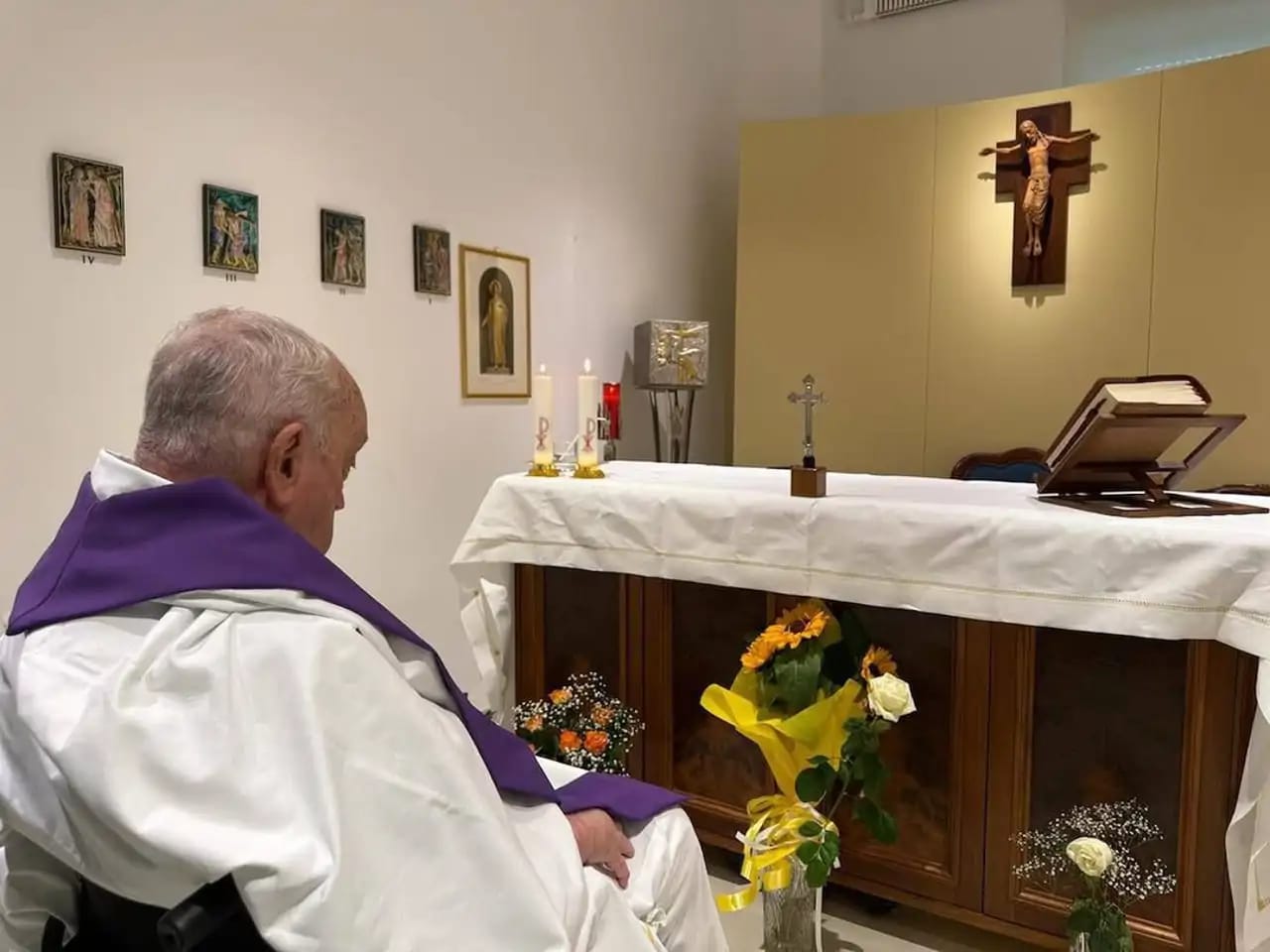 El pasado 16 de marzo la Santa Sede compartió la primera foto del papa desde que ingresó al hospital./ cortesía