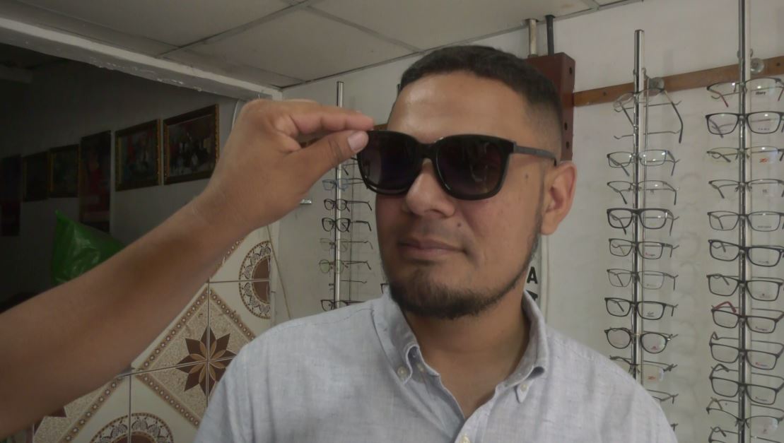 Lentes con lentes graduados ameritan espejuelos transitions. 