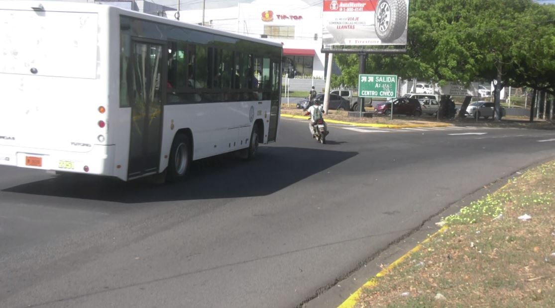 Invasión de carril dentro de la rotonda