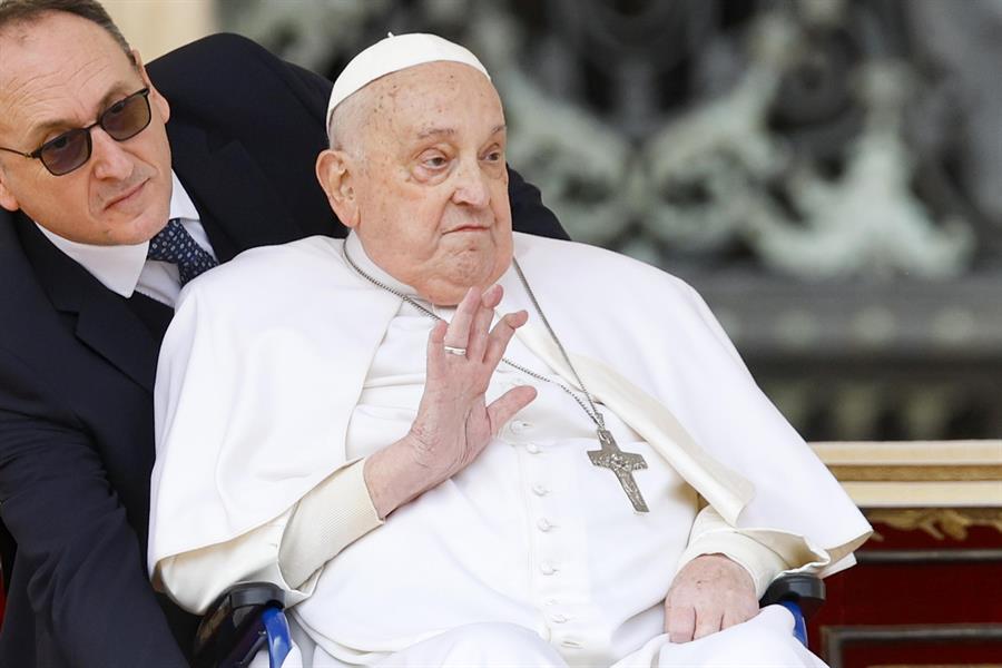 El Papa Francisco saluda a los fieles al final de la Misa del Domingo de Ramos en la Plaza de San Pedro./ EFE