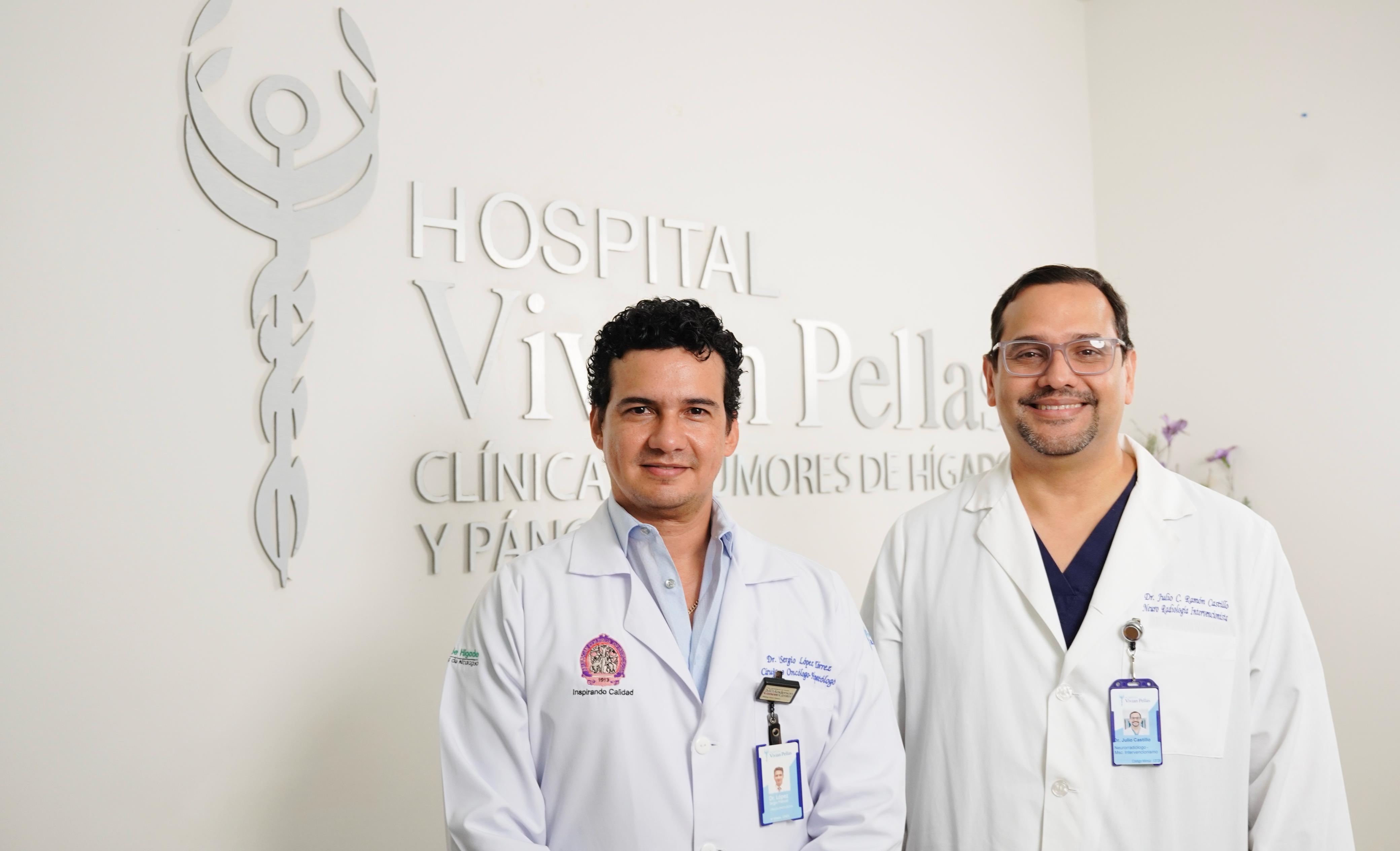 Dr. Sergio López Tórrez, cirujano oncólogo hepatólogo (izquierda) y Dr. Julio Castillo, médico neuroradiólogo intervencionista (derecha)