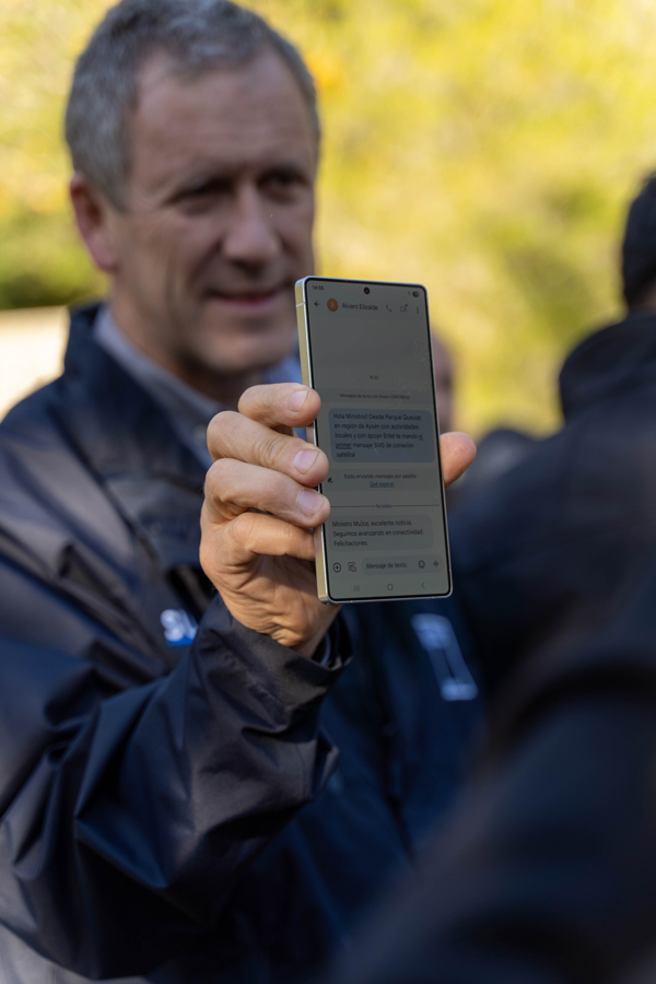 Fotografía cedida por la empresa de telecomunicaciones Entel del primer SMS enviado con conexión digital, en el Parque Queulat (Chile). EFE